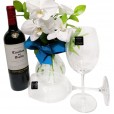 Arranjo com Orquídeas Brancas, Vinho Casillero del Diablo e Taças