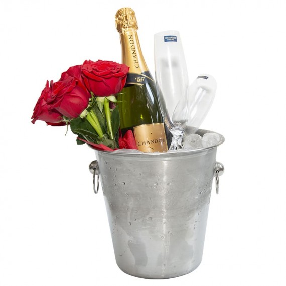 Balde Inox com Champanhe Chandon, 2 Taças e Buquê de Rosas